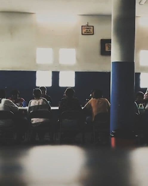 Jóvenes en centro de rehabilitación.