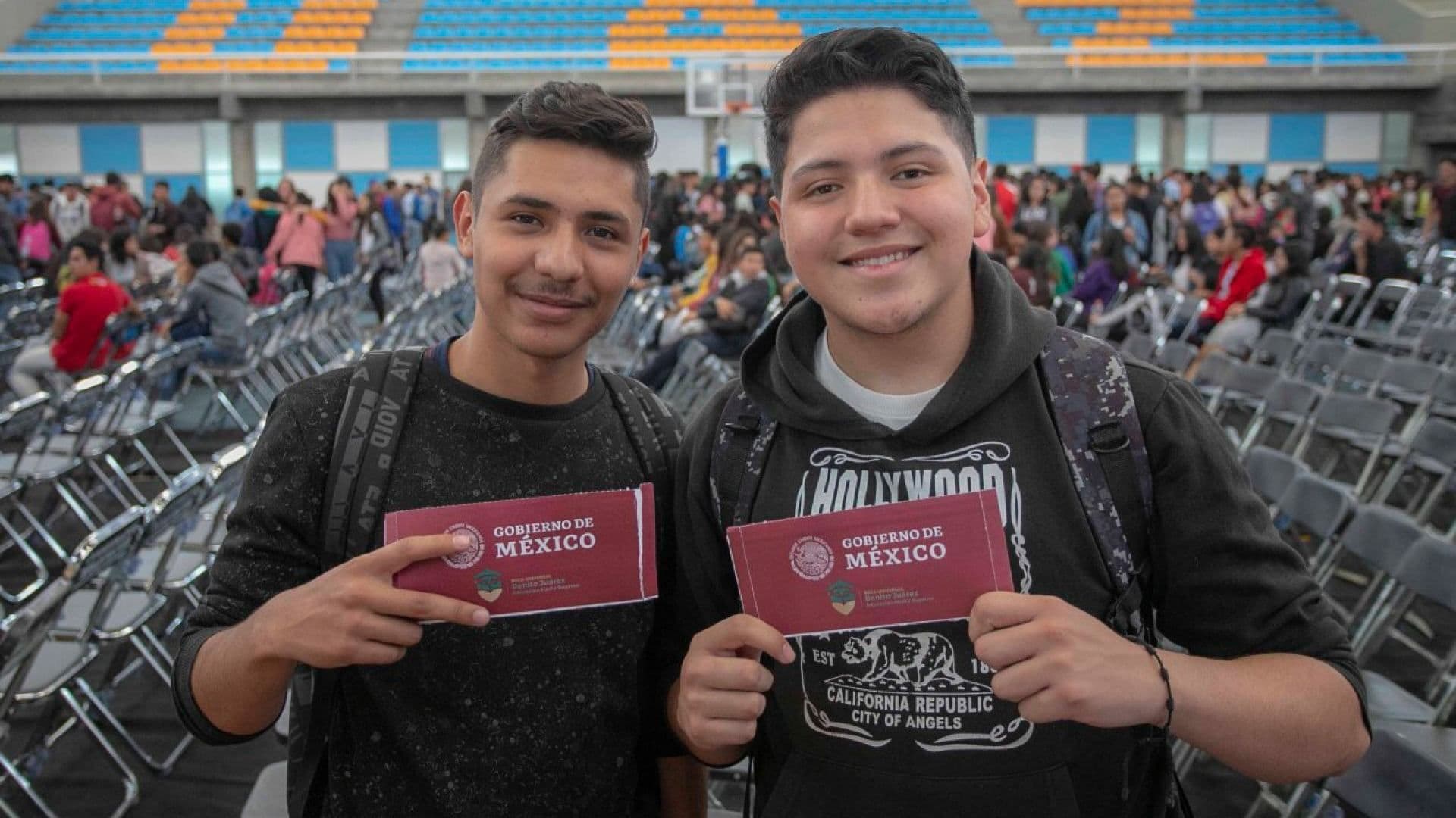 Alumnos con Tarjeta de Jóvenes Escribiendo el Futuro 2026