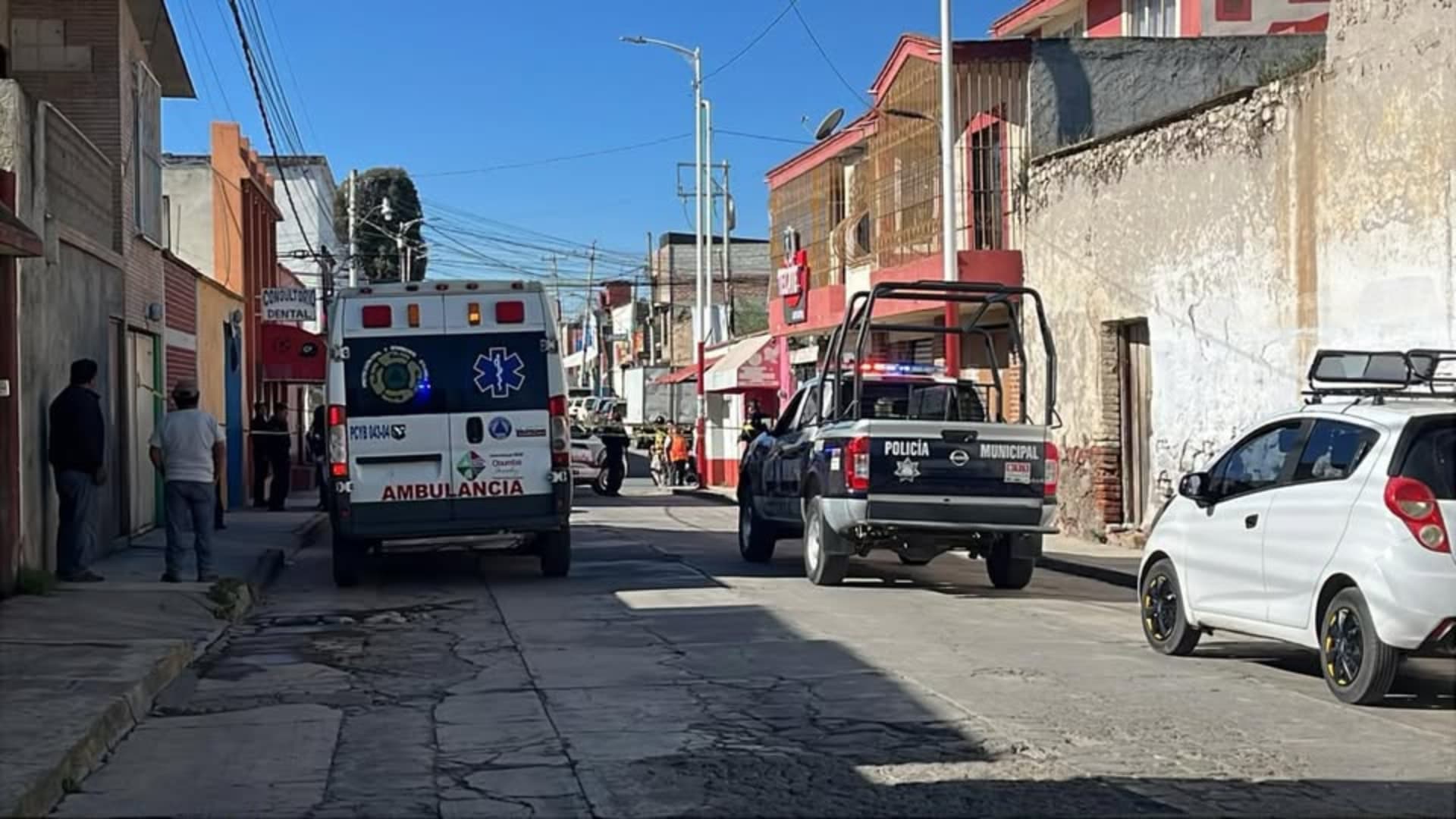 Los cuerpos de dos personas fueron localizados al interior de un vehículo en Otumba