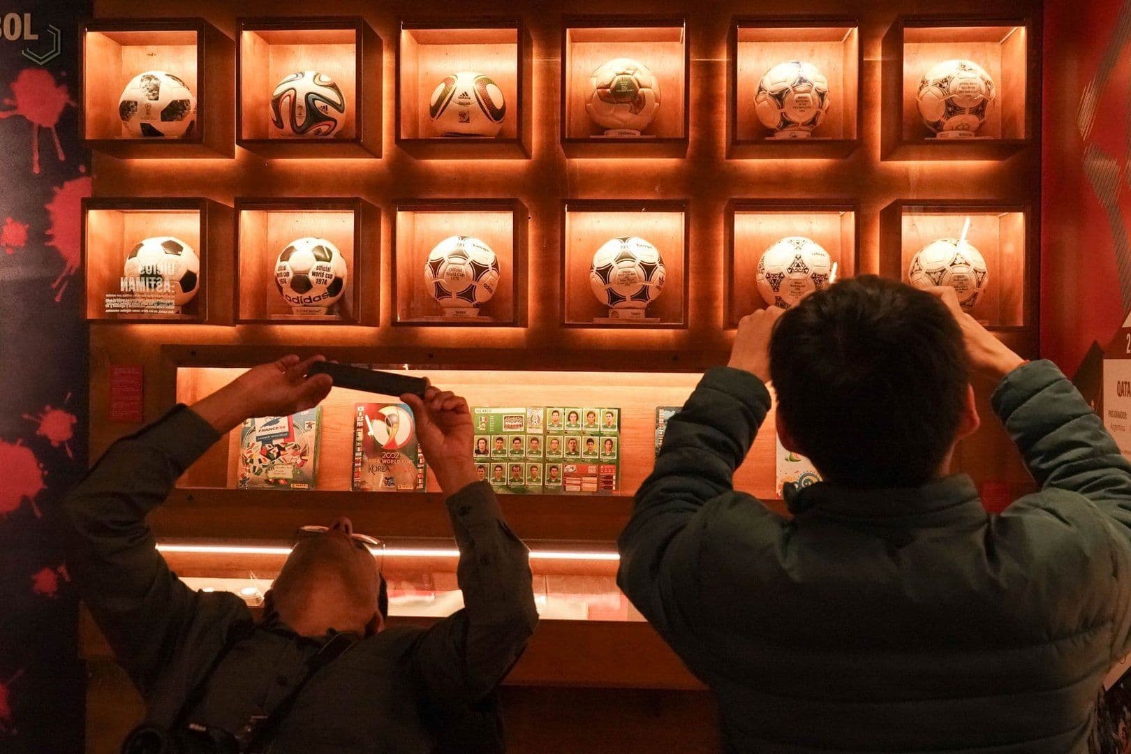 La exposición invita a reflexionar sobre el fútbol, tanto lo bueno como lo malo