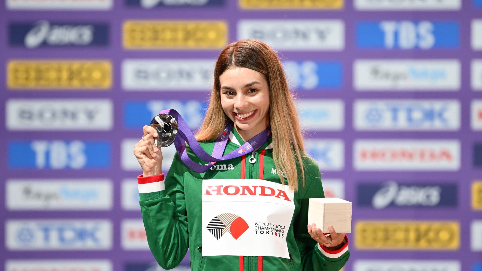 Alegna González