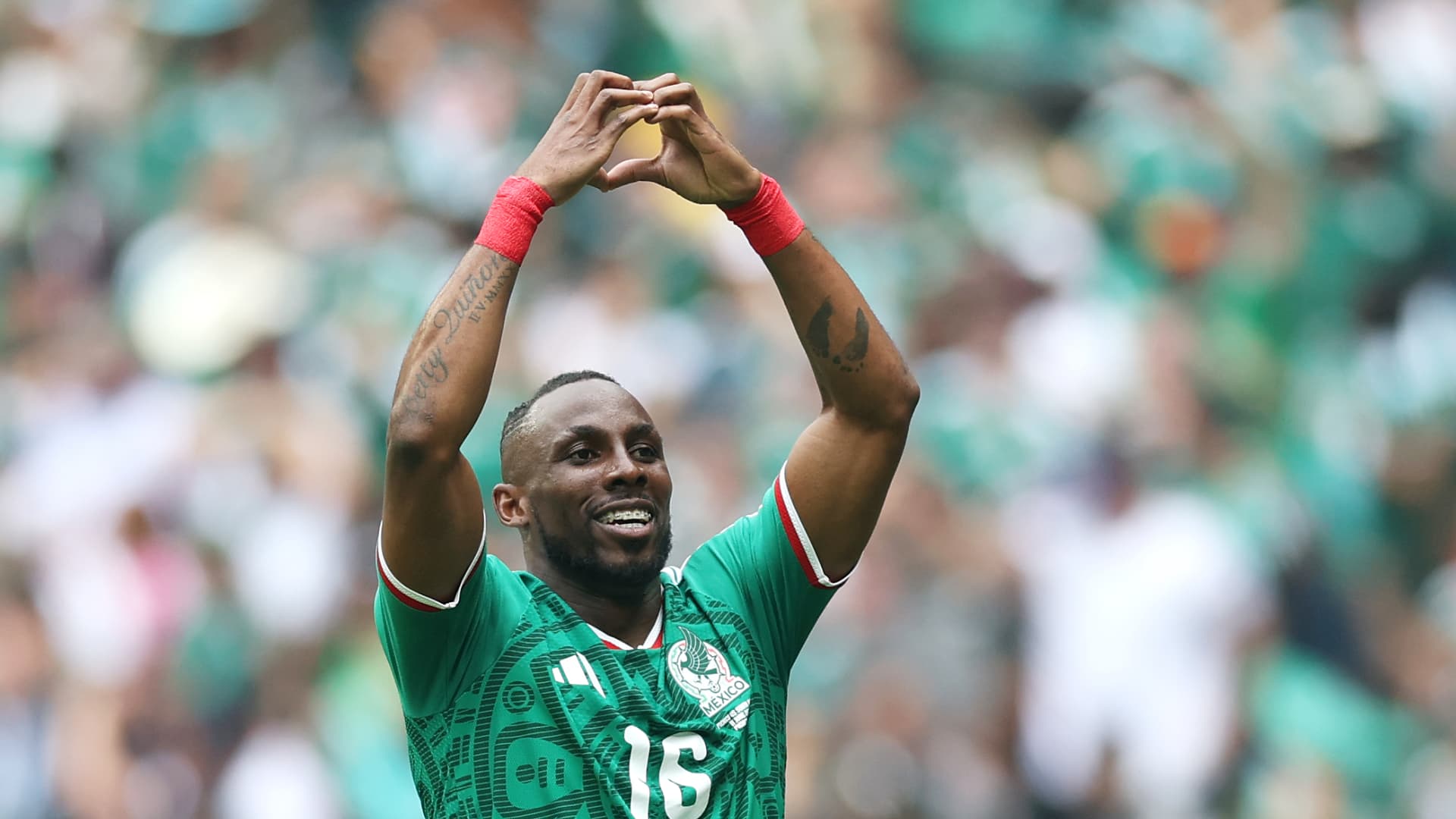 Julián Quiñones durante un partido de la Selección Mexicana