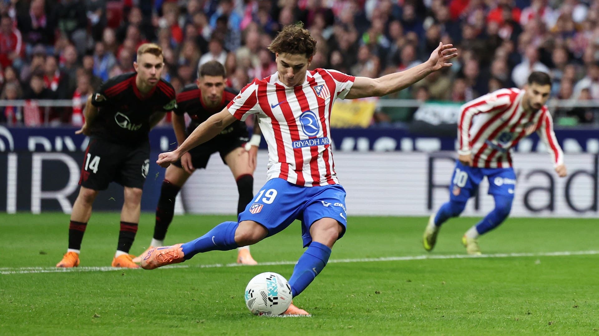 Julián Álvarez al Barcelona: ¿Cuánto Pide el Atlético de Madrid por el Delantero Argentino?