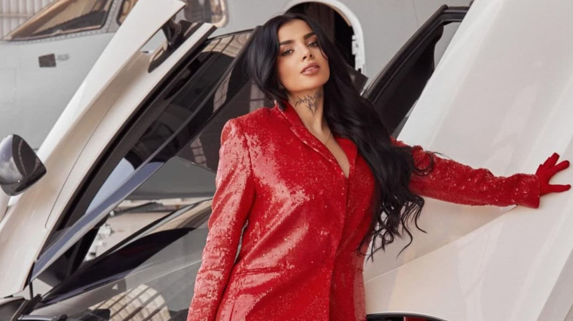 Karely Ruiz en traje rojo