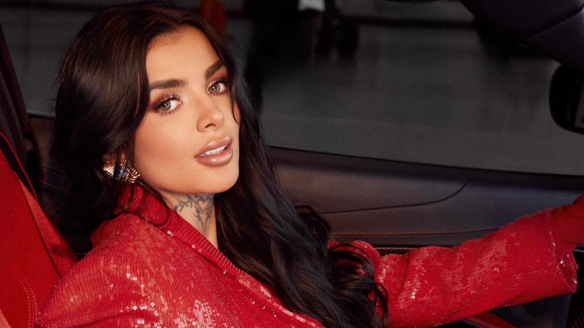 Karely Ruiz en traje rojo