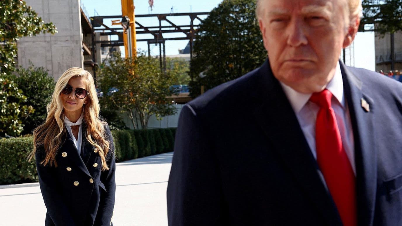 Katie Zacharia detrás del presidente Donald Trump al salir de la Casa Blanca el 13 de octubre de 2026. Foto: Reuters