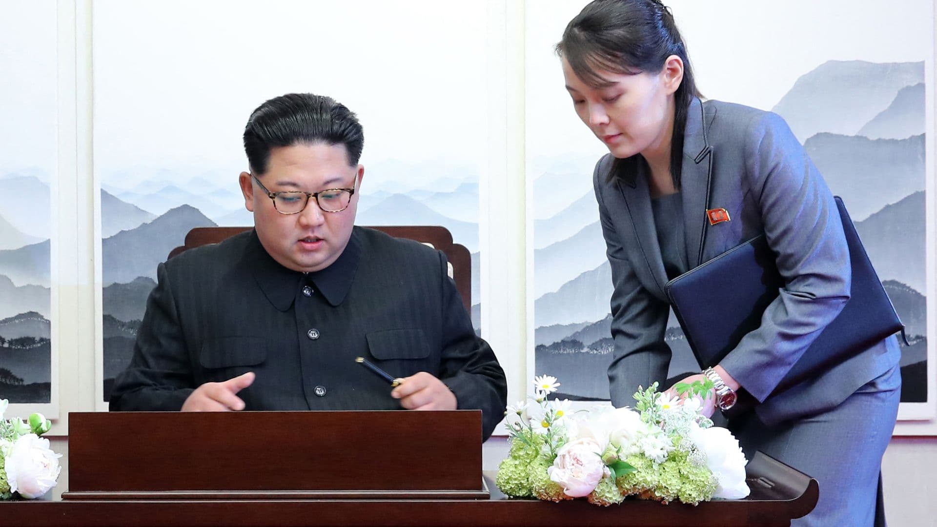El líder norcoreano, Kim Jong-un, y su hermana, Kim Yo-jong