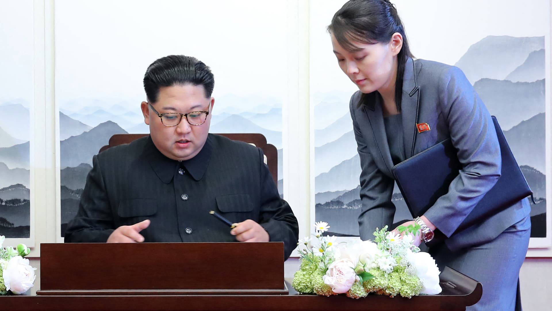 El líder norcoreano, Kim Jong-un, y su hermana, Kim Yo-jong