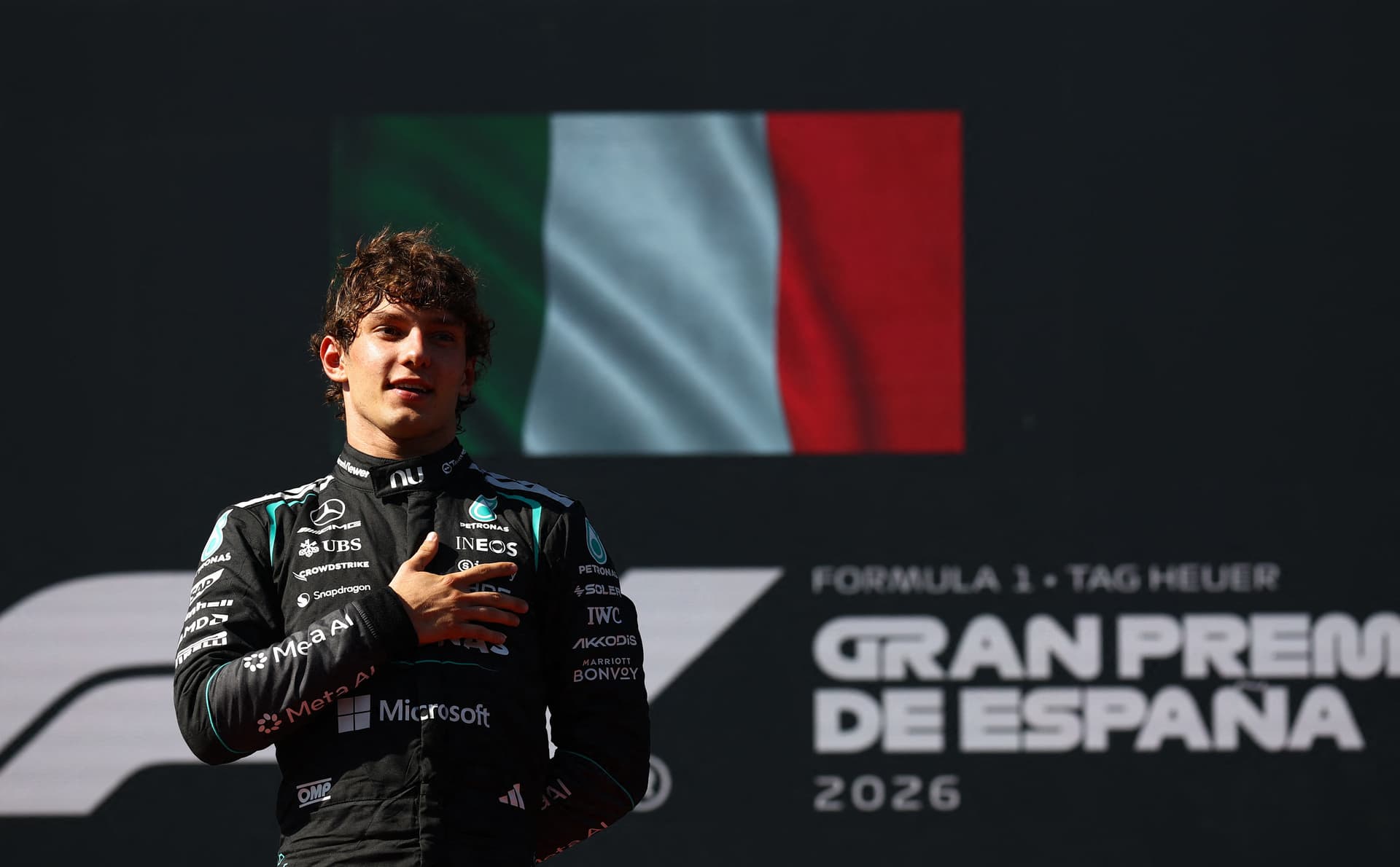 Kimi Antonelli pone la mano en su pecho sobre el podio, tras ganar el GP de España 2026