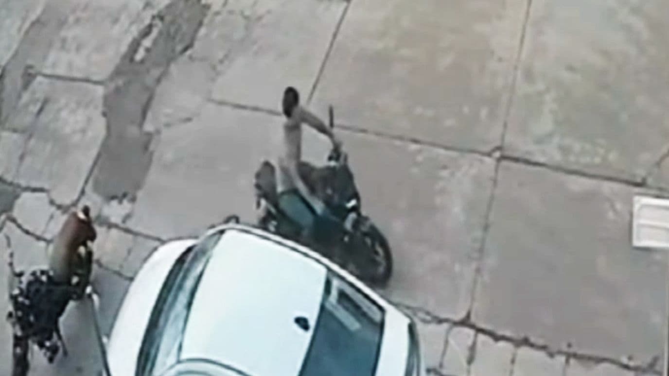 En poco tiempo, el hombre destrabó el volante y la prendió.