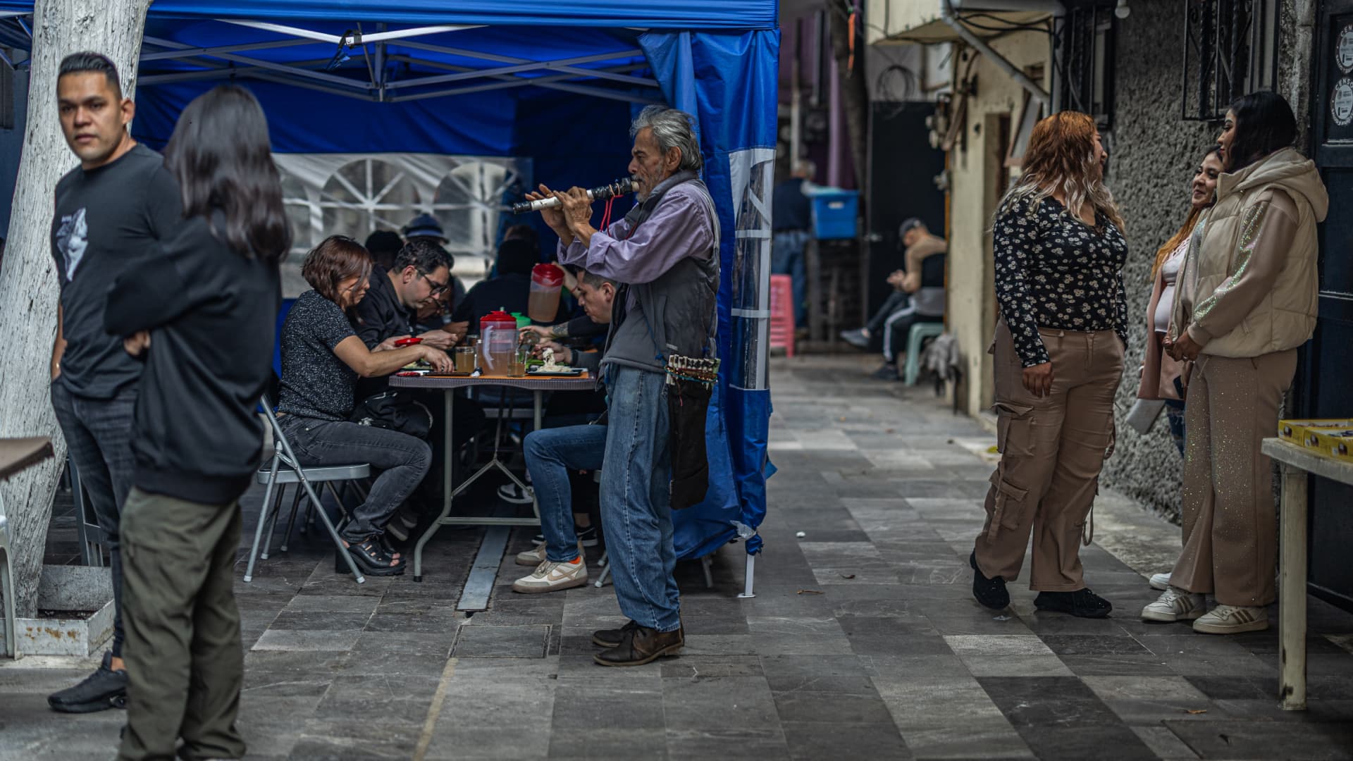 Raúl Sosa vende tacos en una zona donde los restaurantes de lujo son inaccesibles para los trabajadores y obreros de la zona de Ampliación Granada