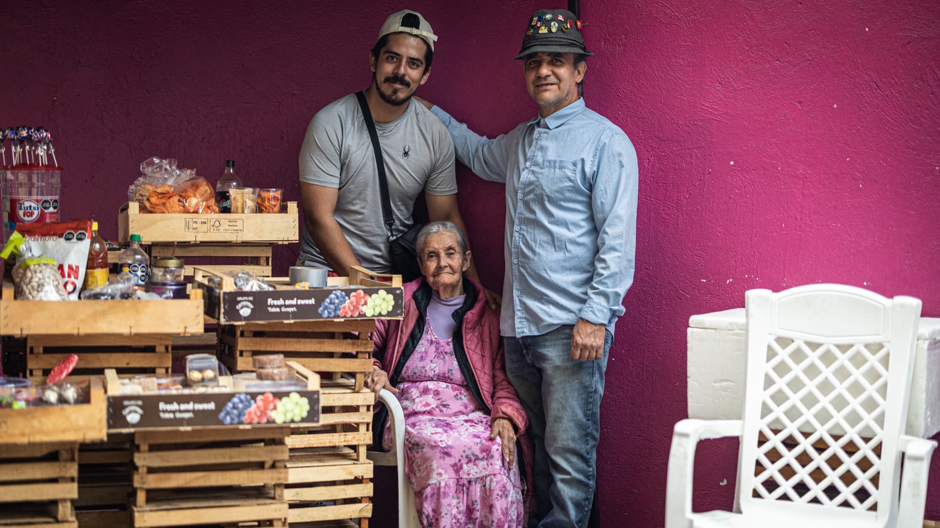 Fabián apoya a su familia con la venta de dulces típicos