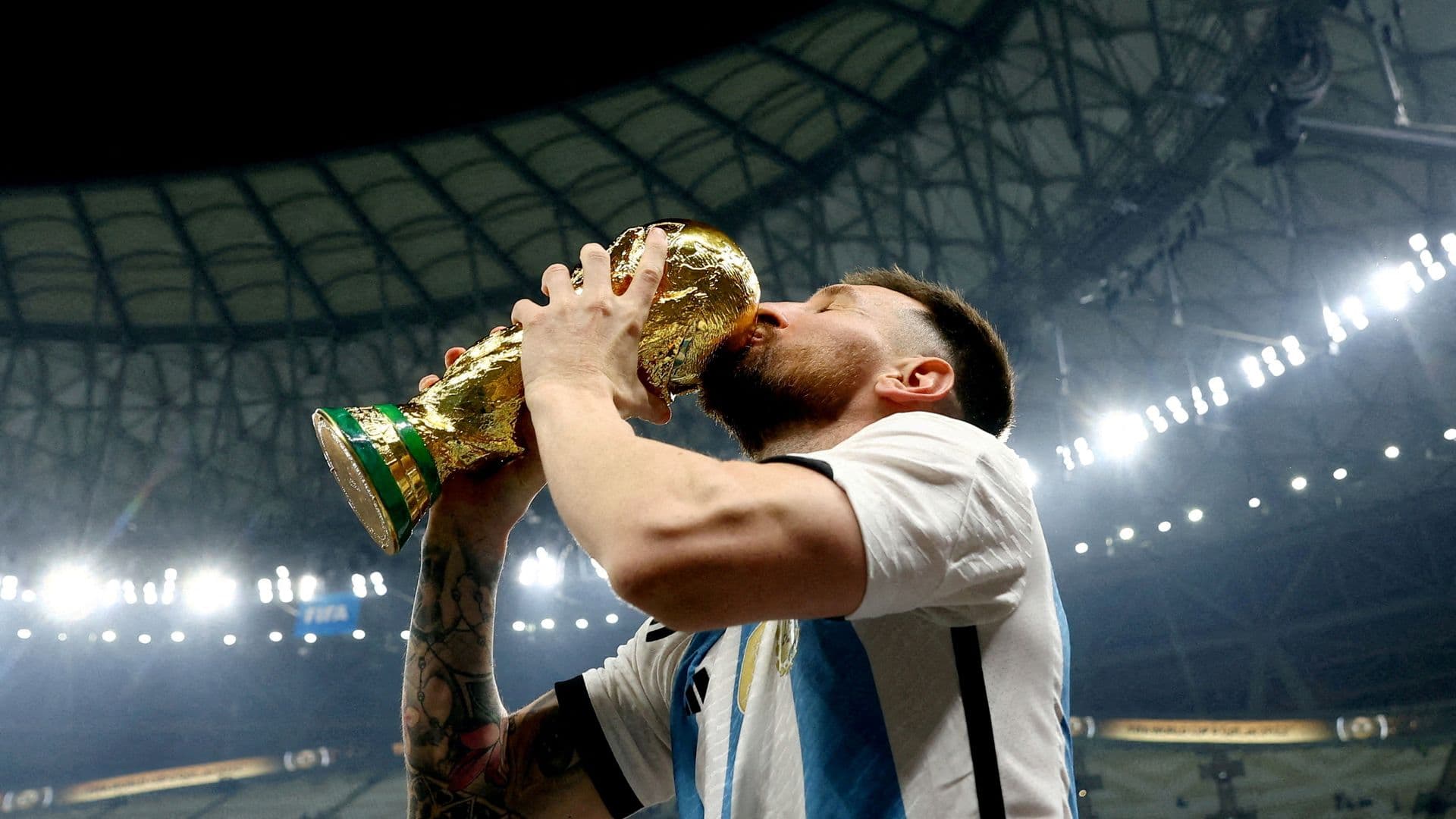 Leo Messi besa la Copa del Mundo