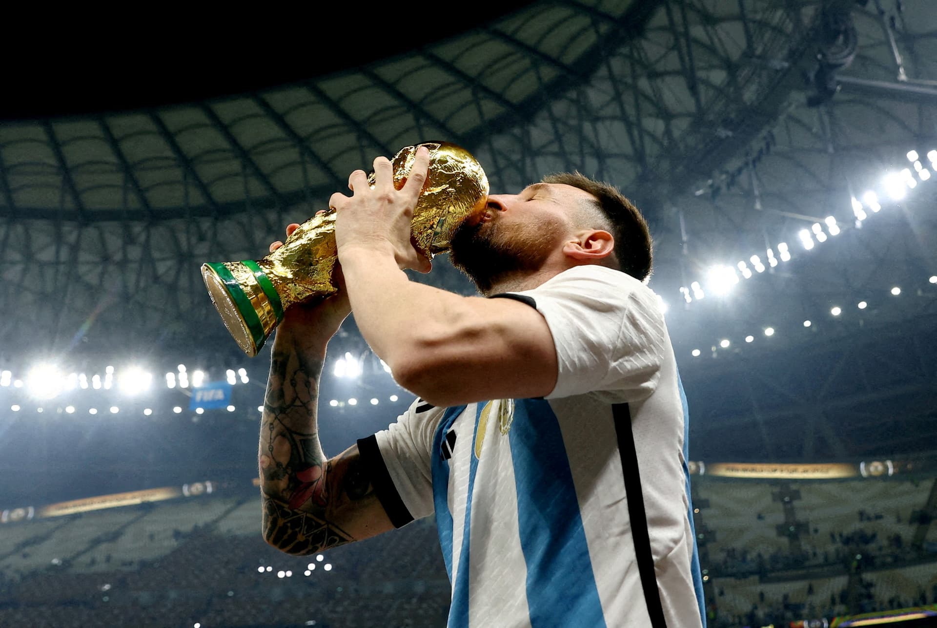 Leo Messi besa la Copa del Mundo