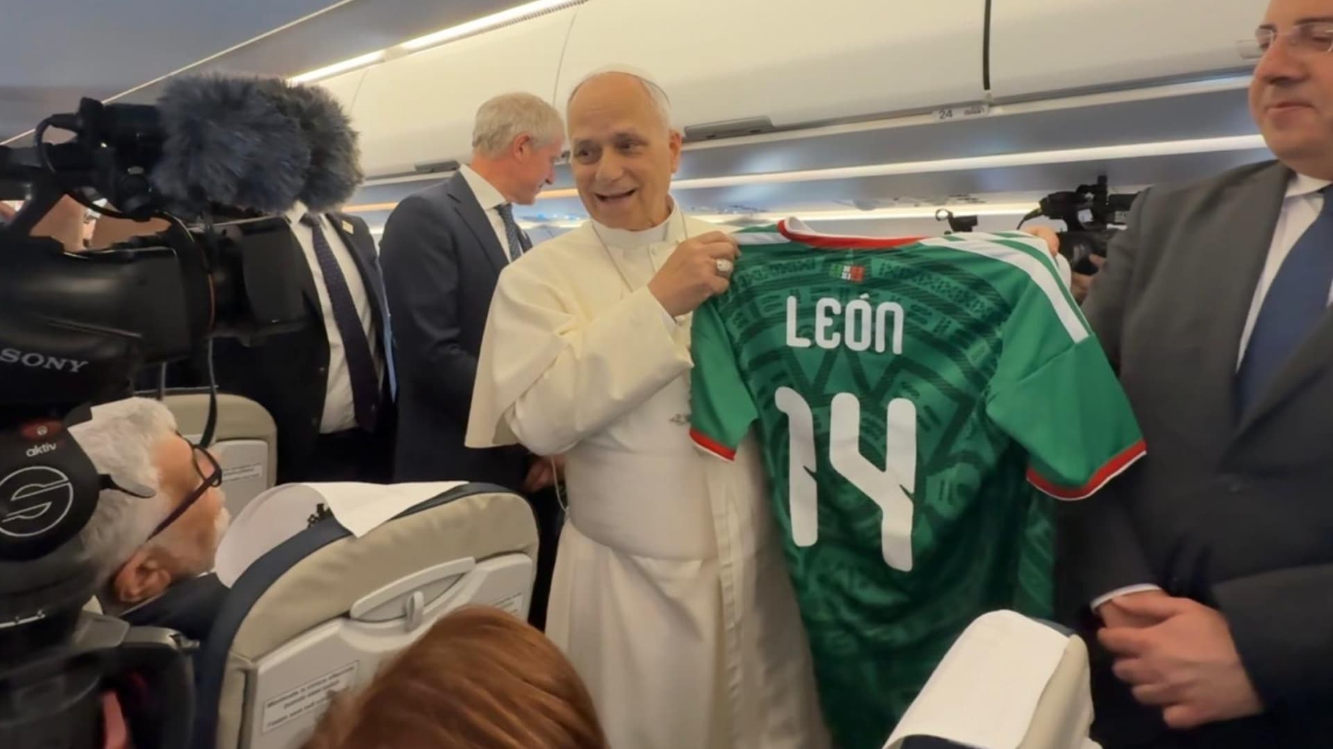 Papa León XIV con la playera de México