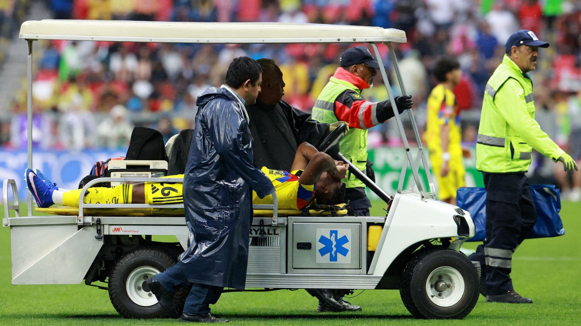 Cristian Borja, del América, salió del campo en el carrito de las desgracias. Foto: Reuters