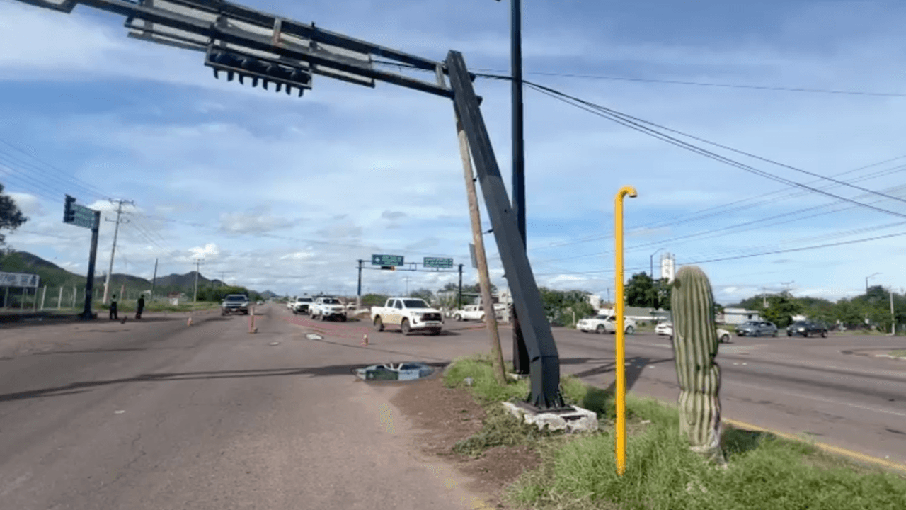 Derribo de Señalamiento Provoca Cierre Parcial en Entrada Norte de Guaymas