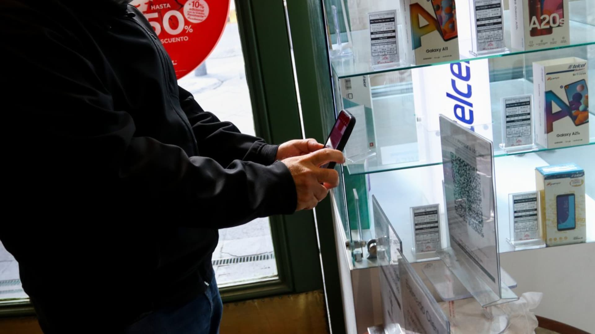 Autoridades buscan que los pagos se realicen con el celular en pequeños y grandes comercios