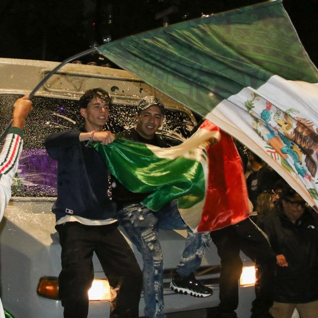 Festejos por el triunfo de la Selección Mexicana en el Ángel de la Independencia