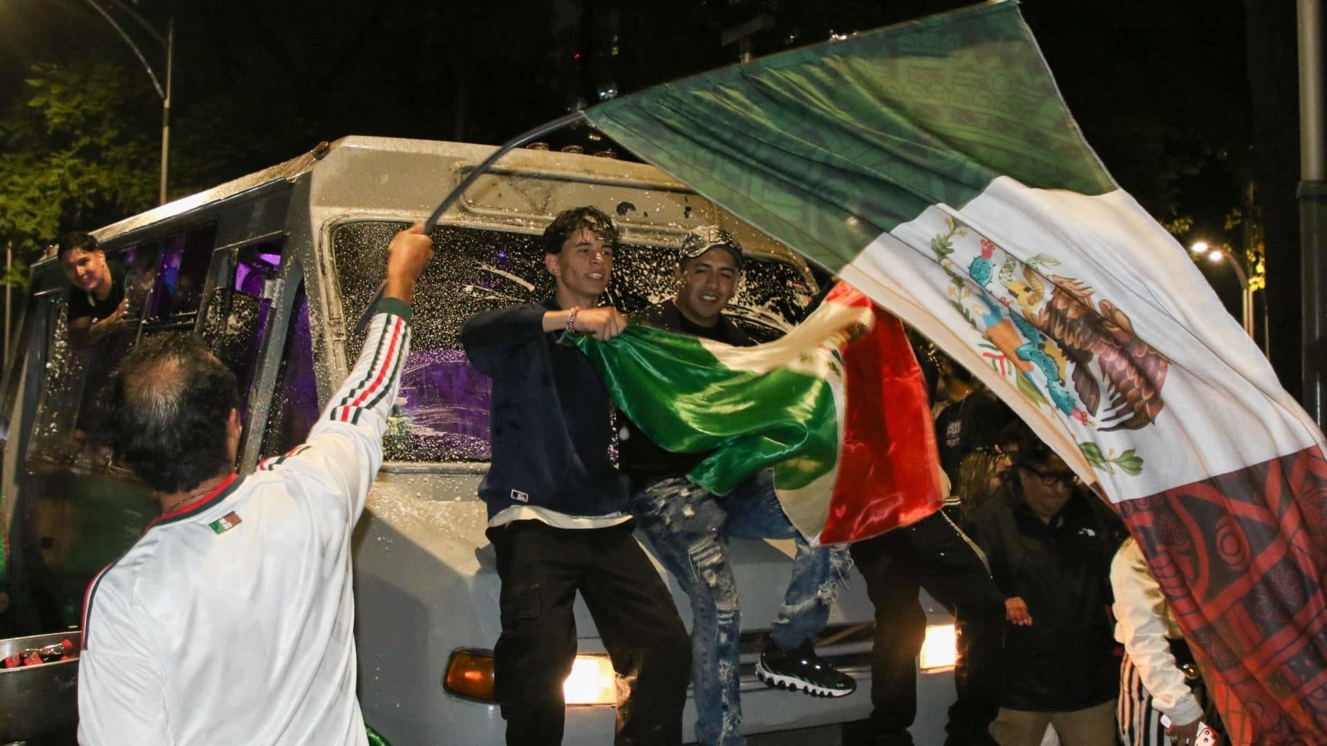Festejos por el triunfo de la Selección Mexicana en el Ángel de la Independencia