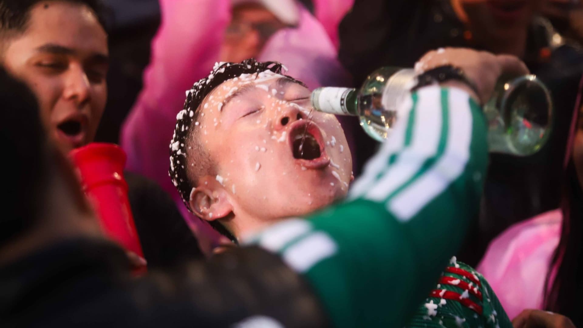 Consumo de alcohol durante festejos por triunfo de la Selección Mexicana