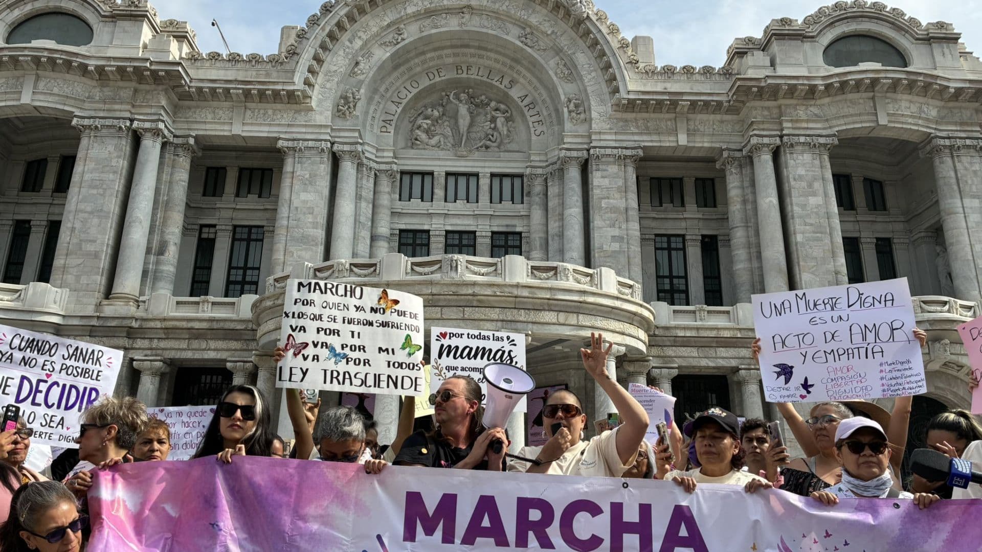 Manifestantes durante protesta a favor de la Ley Trasciende al exterior del Palacio de Bellas Artes