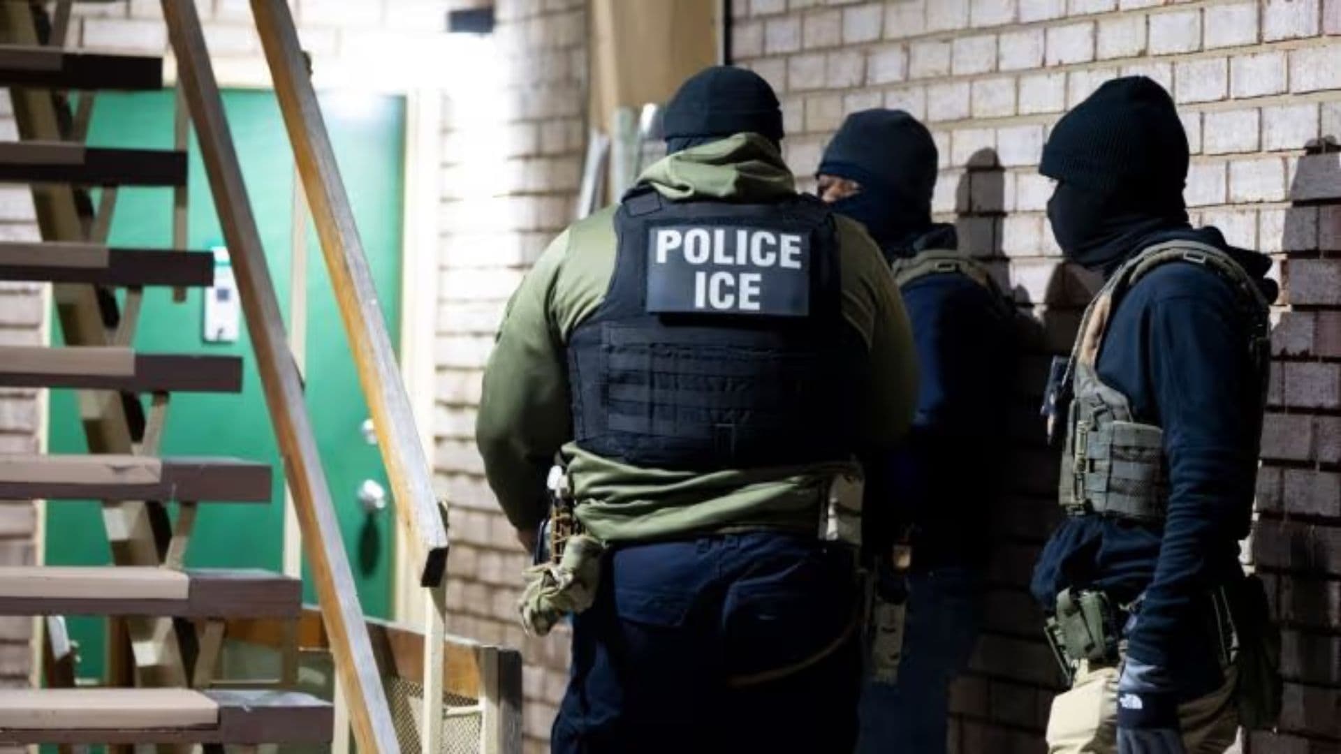 Agentes del ICE durante un operativo para detener a personas migrantes