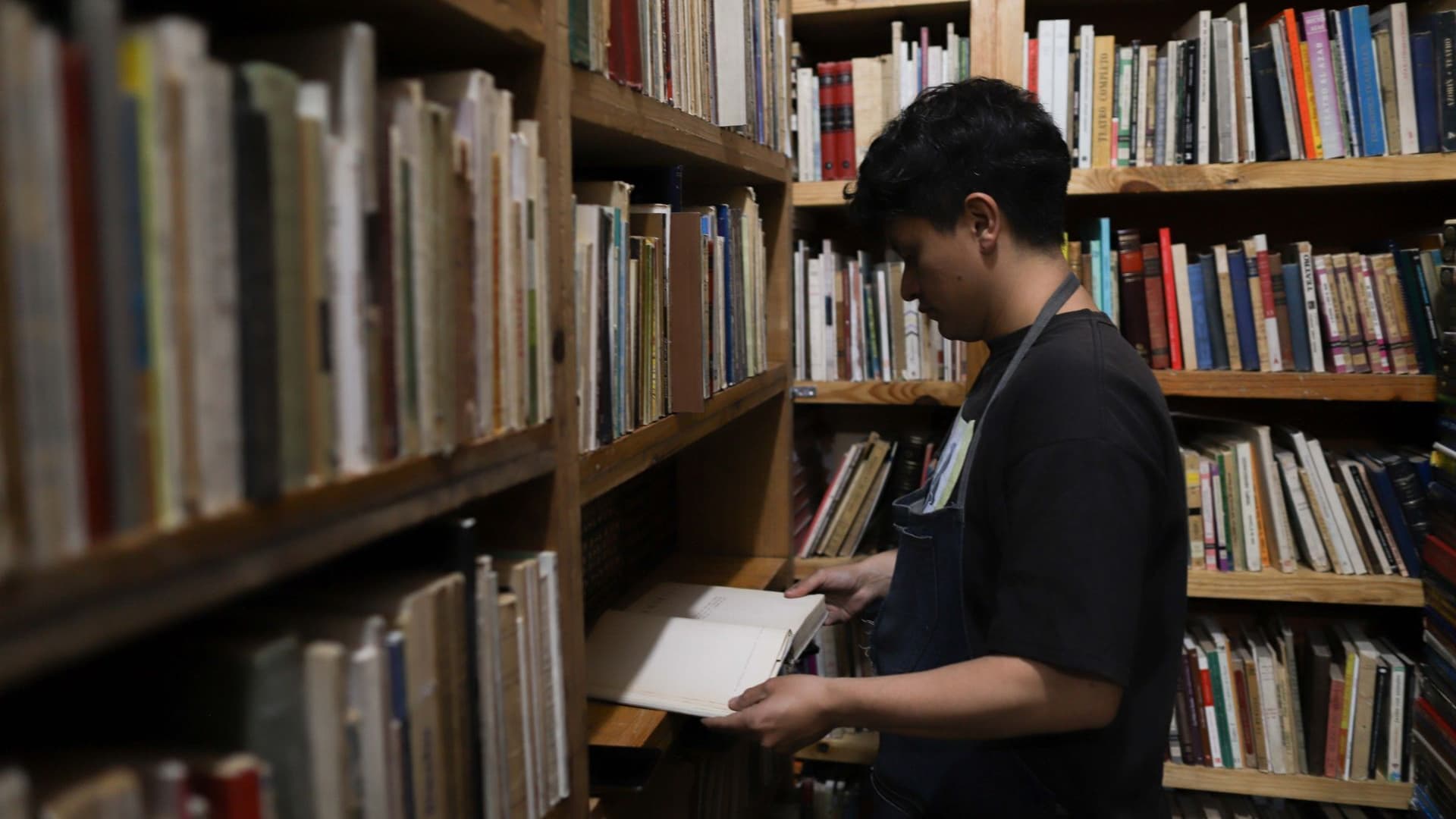 Un joven en una librería