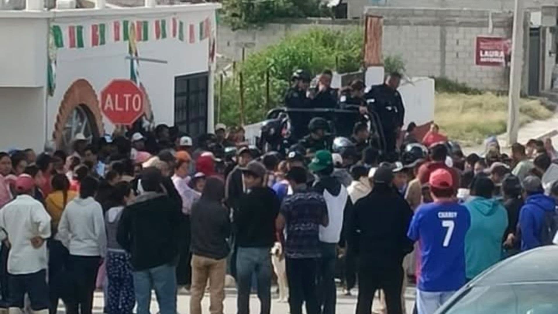 Pobladores de Santa Cruz la Ixtla golpean a cuatro ladrones.