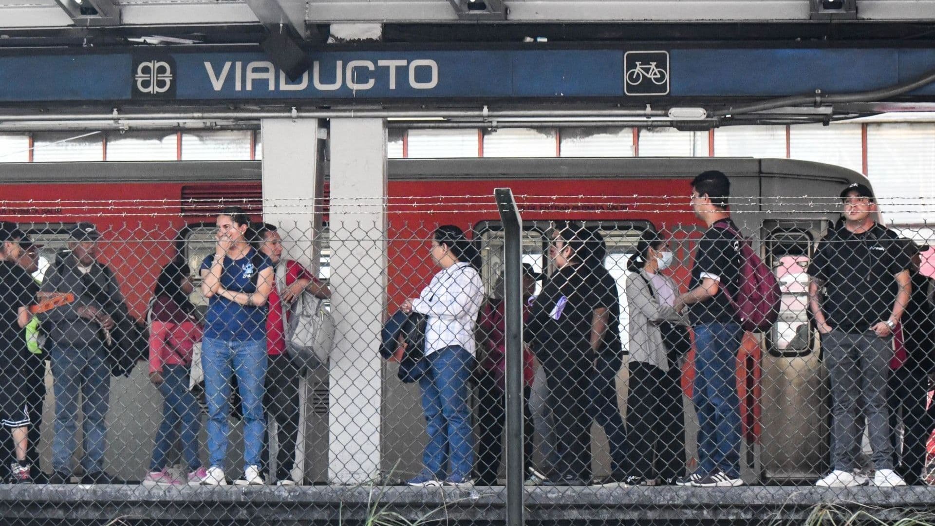 Los usuarios de la Línea 2 del Metro CDMX reportan caos y retrasos en varias estaciones