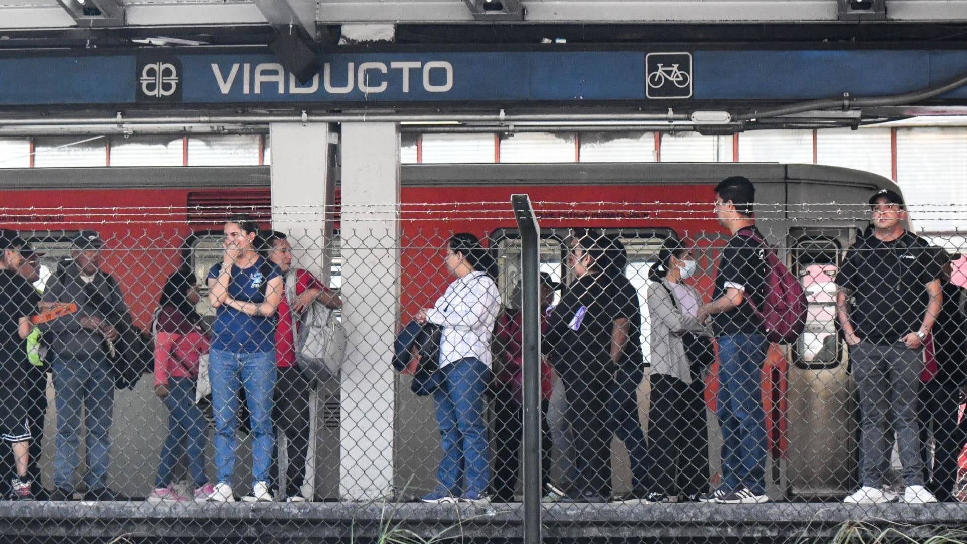 Los usuarios de la Línea 2 del Metro CDMX reportan caos y retrasos en varias estaciones