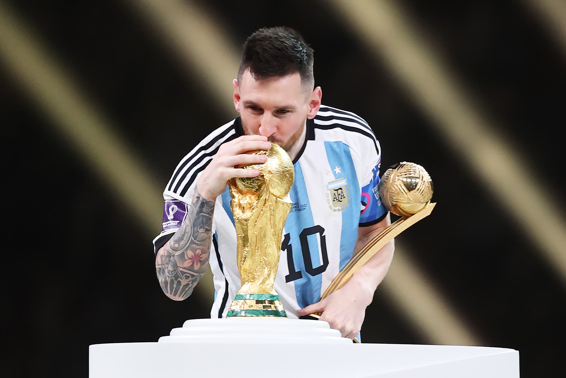 Lionel Messi con el trofeo de la Copa del Mundo en 2022