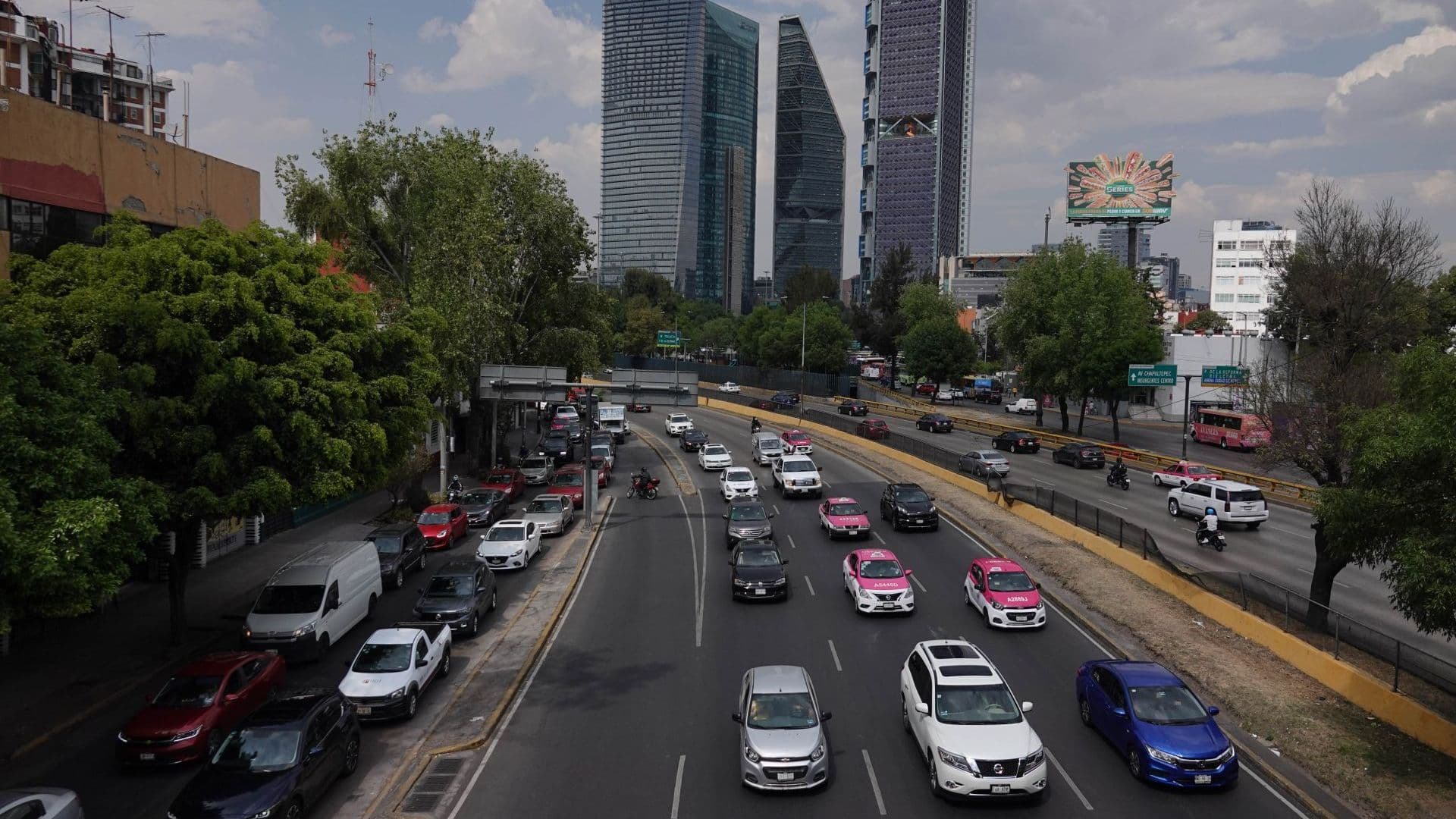 Autos avanzan en avenida de la Ciudad de México tras activación de contingenci ambiental