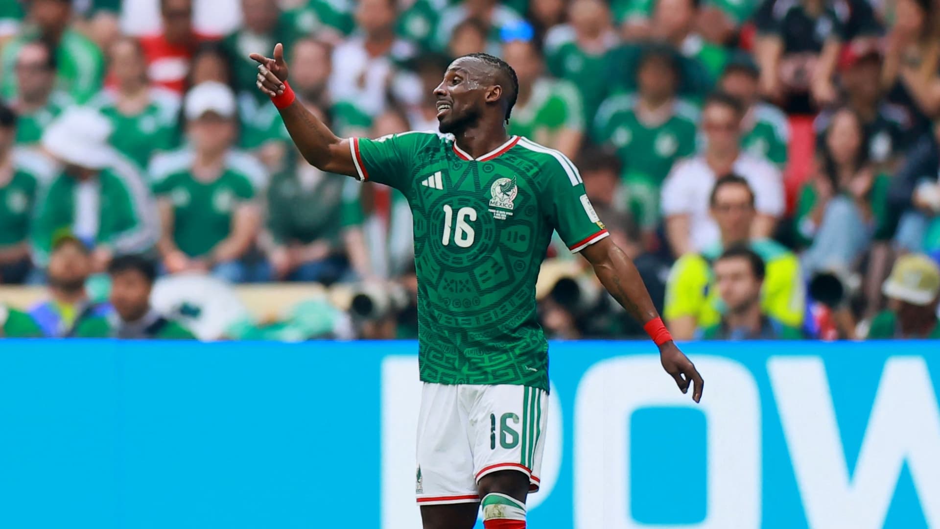 Julián Quiñones llegó a la lista de 30 candidatos al Balón de Oro gracias a su desempeño con la Selección Mexicana.