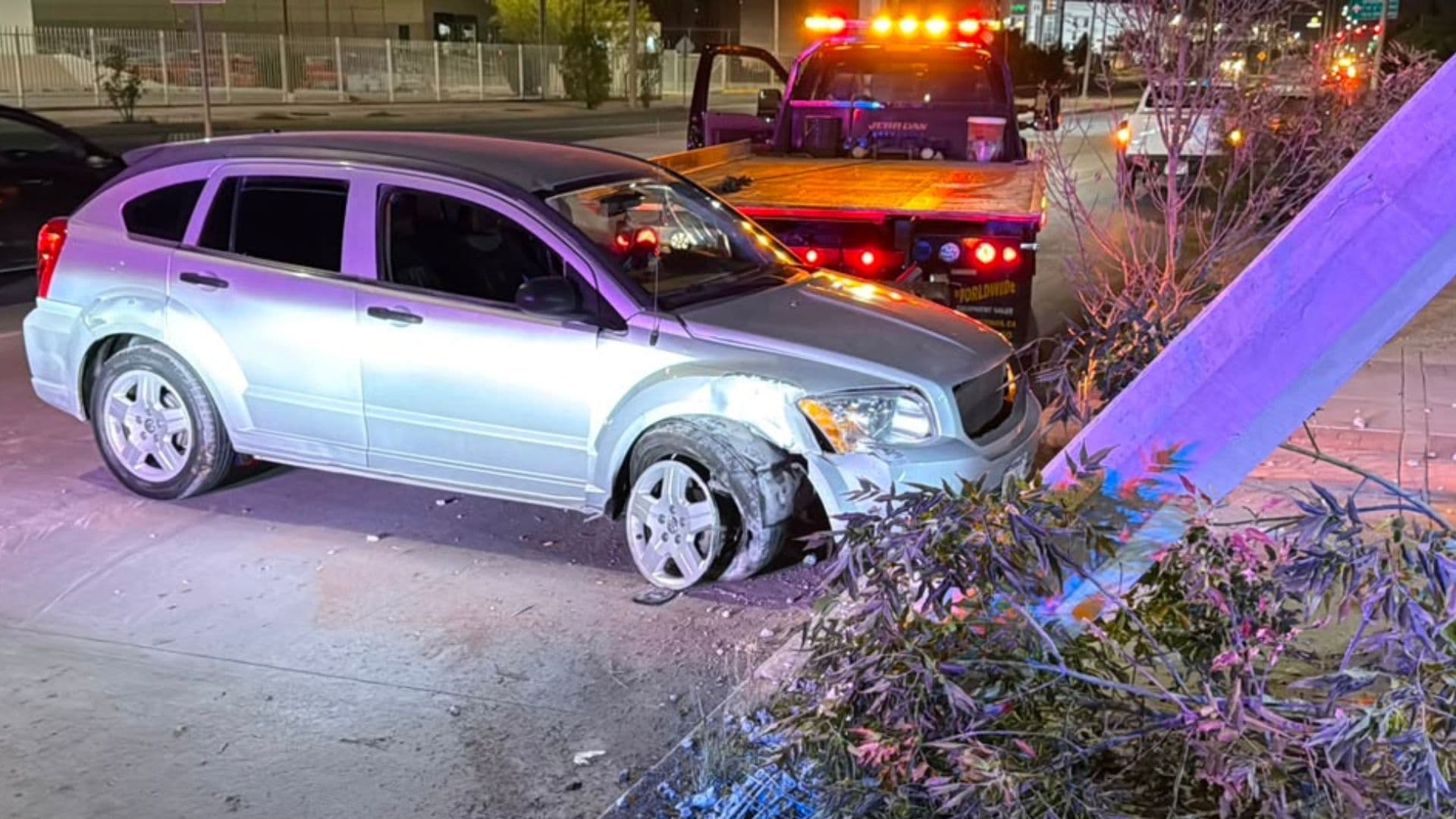 Una mujer perdió el control al intentar recoger una fruta y chocó contra un poste.