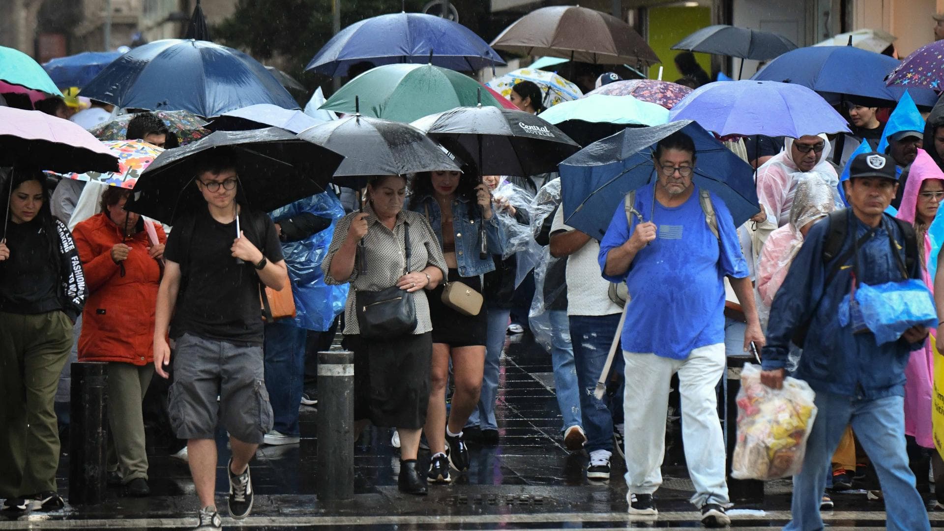 En la CDMX, pobladores se protegen de las lluvias en junio 2026. Foto: Cuartoscuro | Archivo