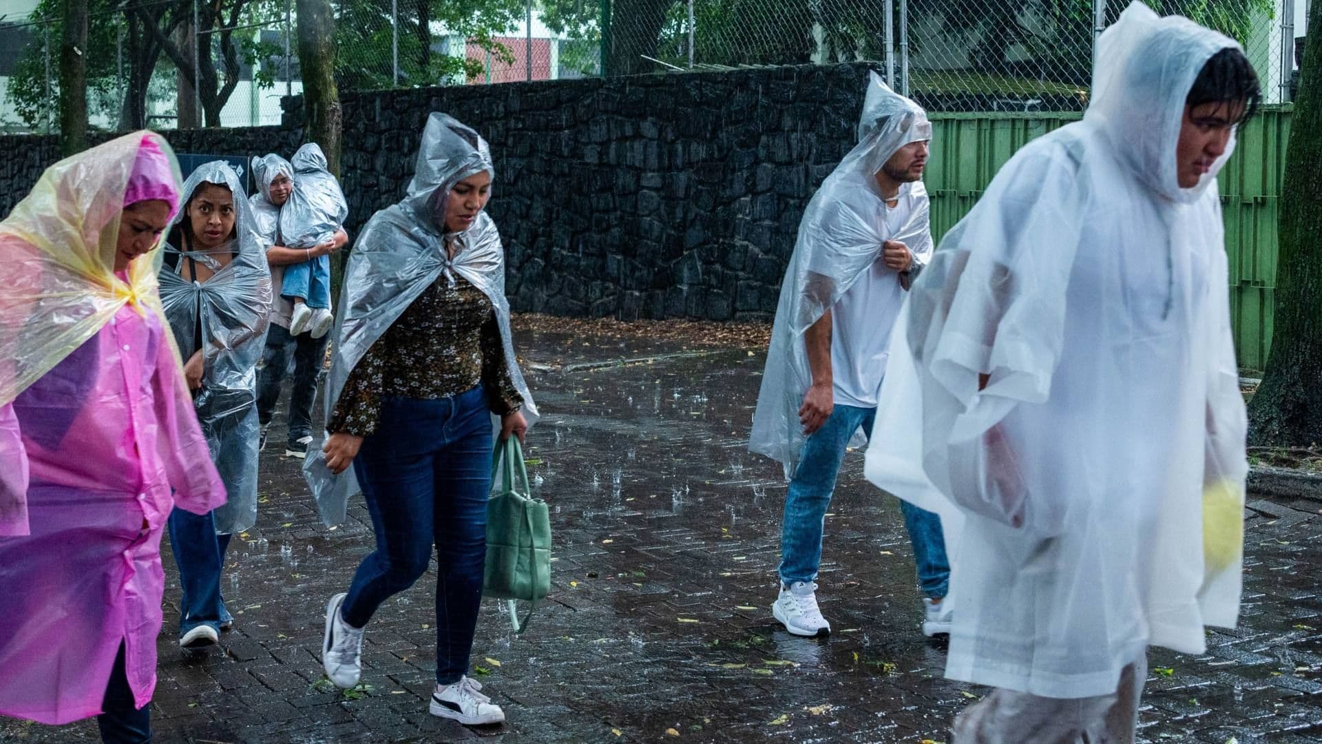 Personas se cubren de la lluvia con impermeables, la tarde del 22 de agosto 2026 en Ciudad de México. Foto: Cuartoscuro | Archivo
