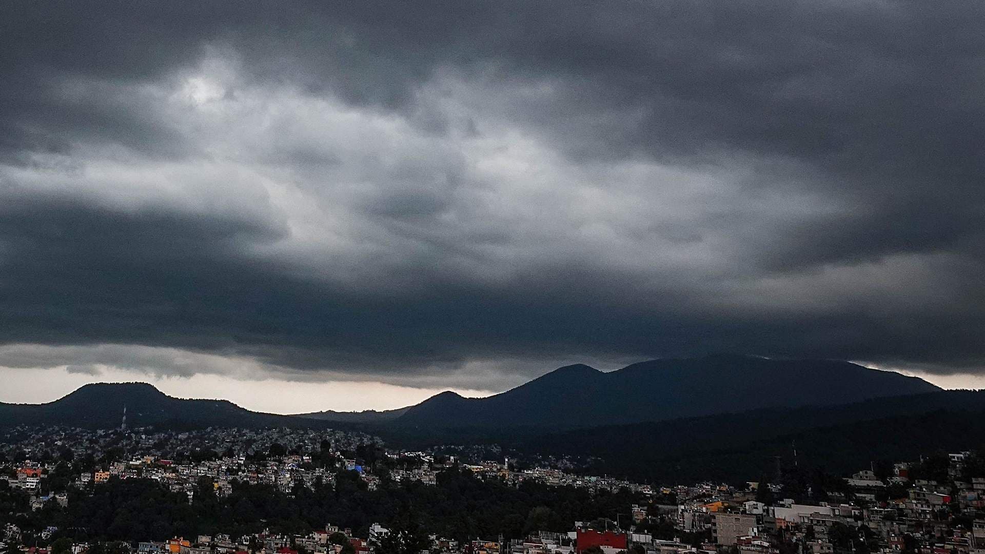 Nubes con tonalidades grises y negras cubren el sur de CDMX el 11 de agosto de 2026. Foto: Cuartoscuro | Archivo