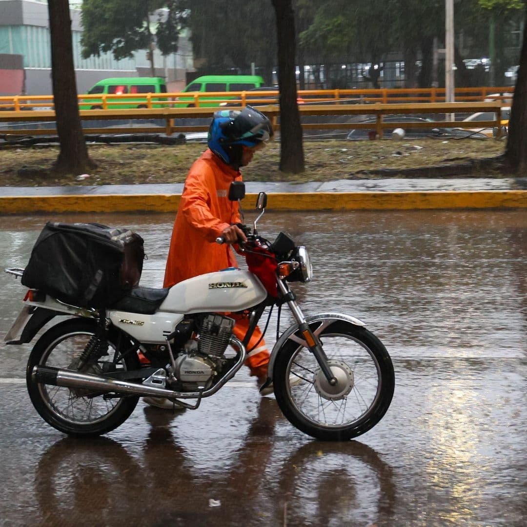 Motociclista bajo la lluvia en CDMX