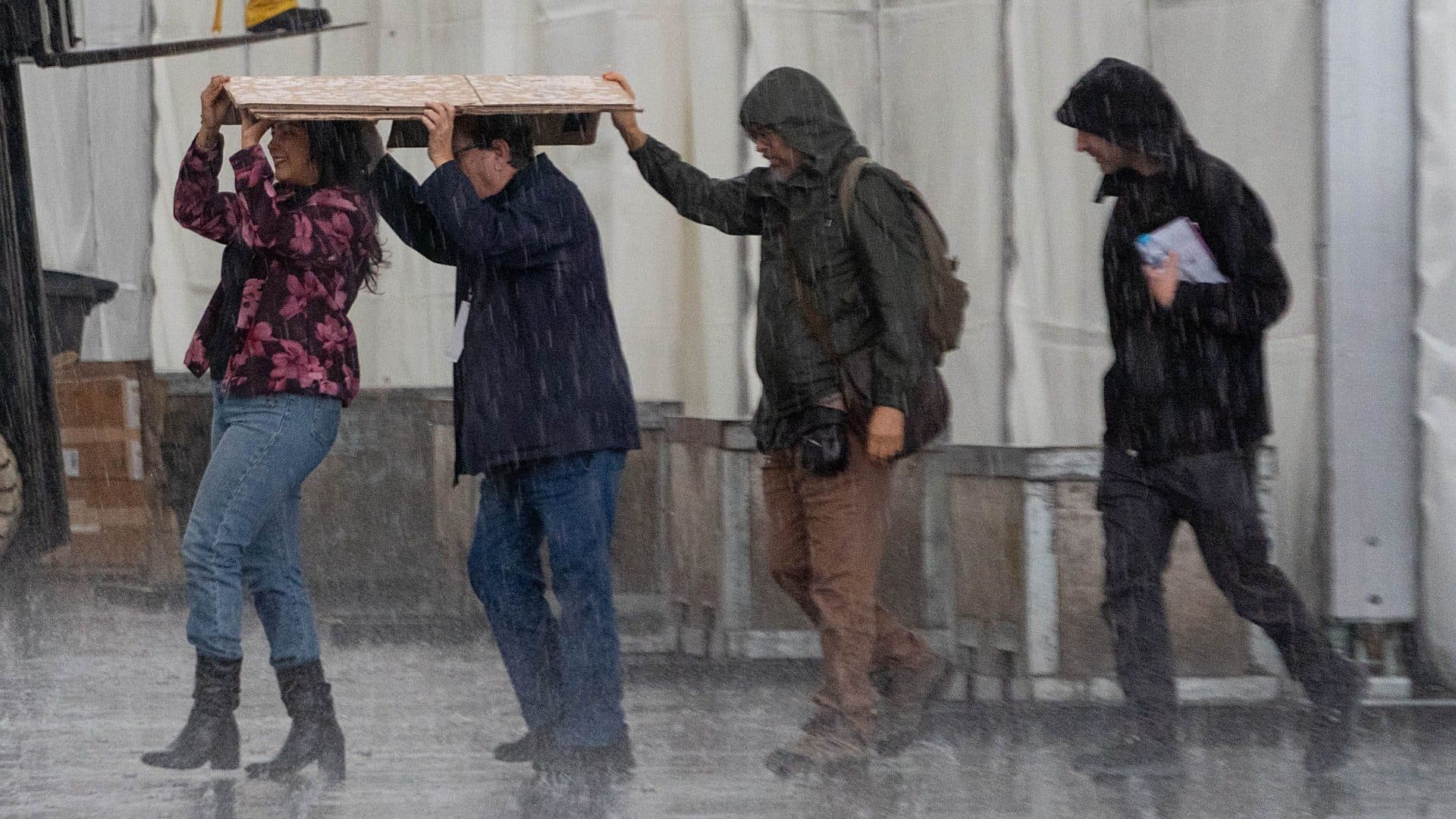 Lluvia sorprende a personas en el Zócalo de la CDMX el 9 de octubre 2026. Foto: Cuartoscuro | Archivo