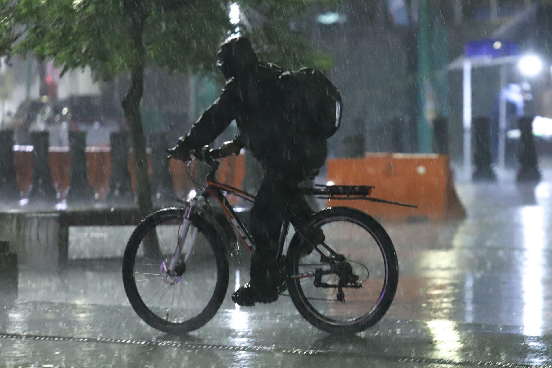Ciclista transita bajo la lluvia en CDMX