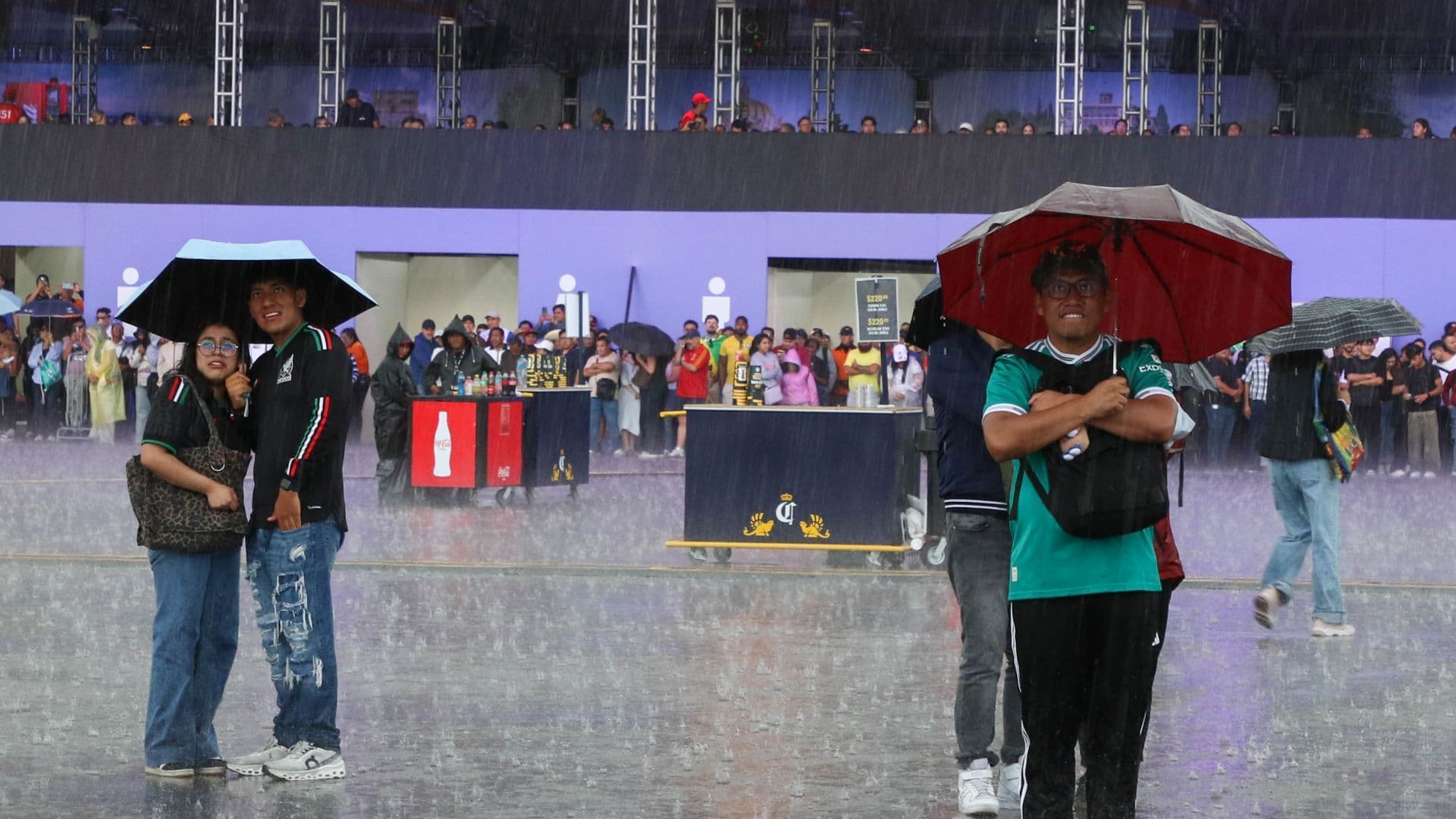 Lluvia en el Fan Festival del Zócalo CDMX