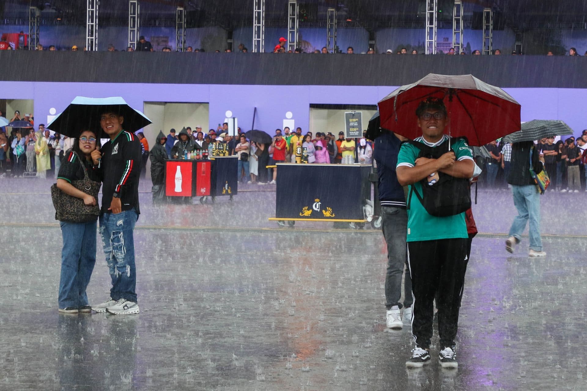 Lluvia en el Fan Festival del Zócalo CDMX