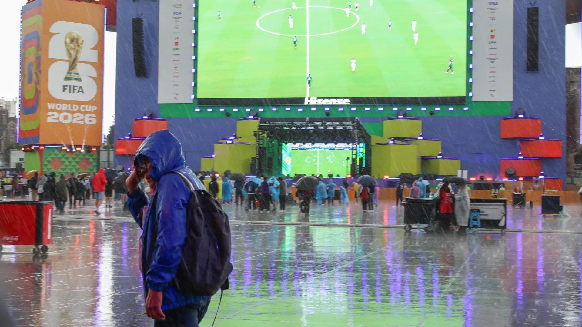 Lluvia en el Fan Festival del Zócalo CDMX