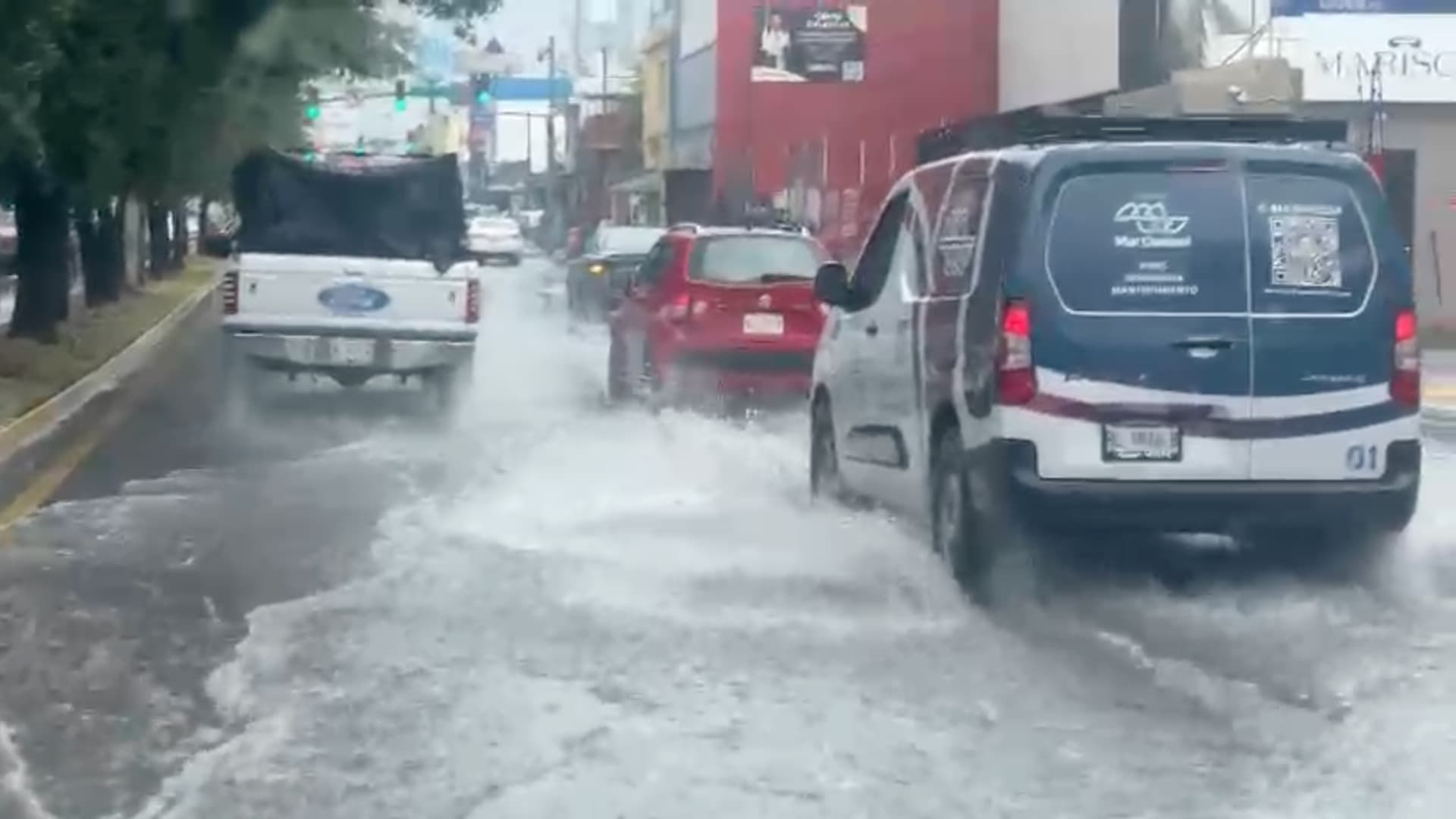 Calles encharcadas por lluvias en Monterrey