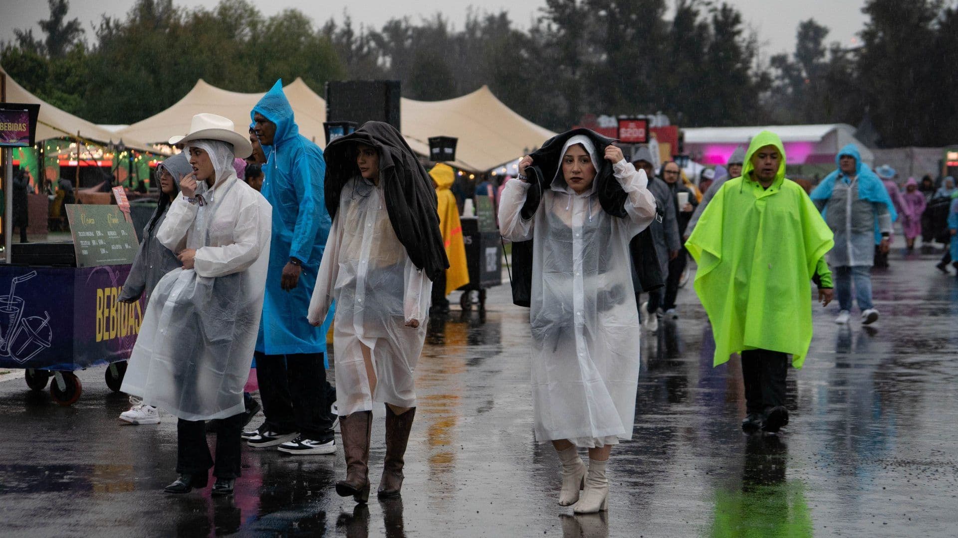 Personas se protegen de la lluvia en la CDMX el 6 de septiembre de 2026. Foto: Cuartoscuro