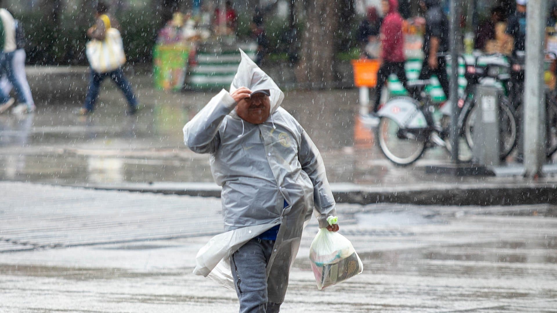Un hombre usa impermeable para protegerse de la lluvia en la CDMX el 4 de octubre de 2026. Foto: Cuartoscuro