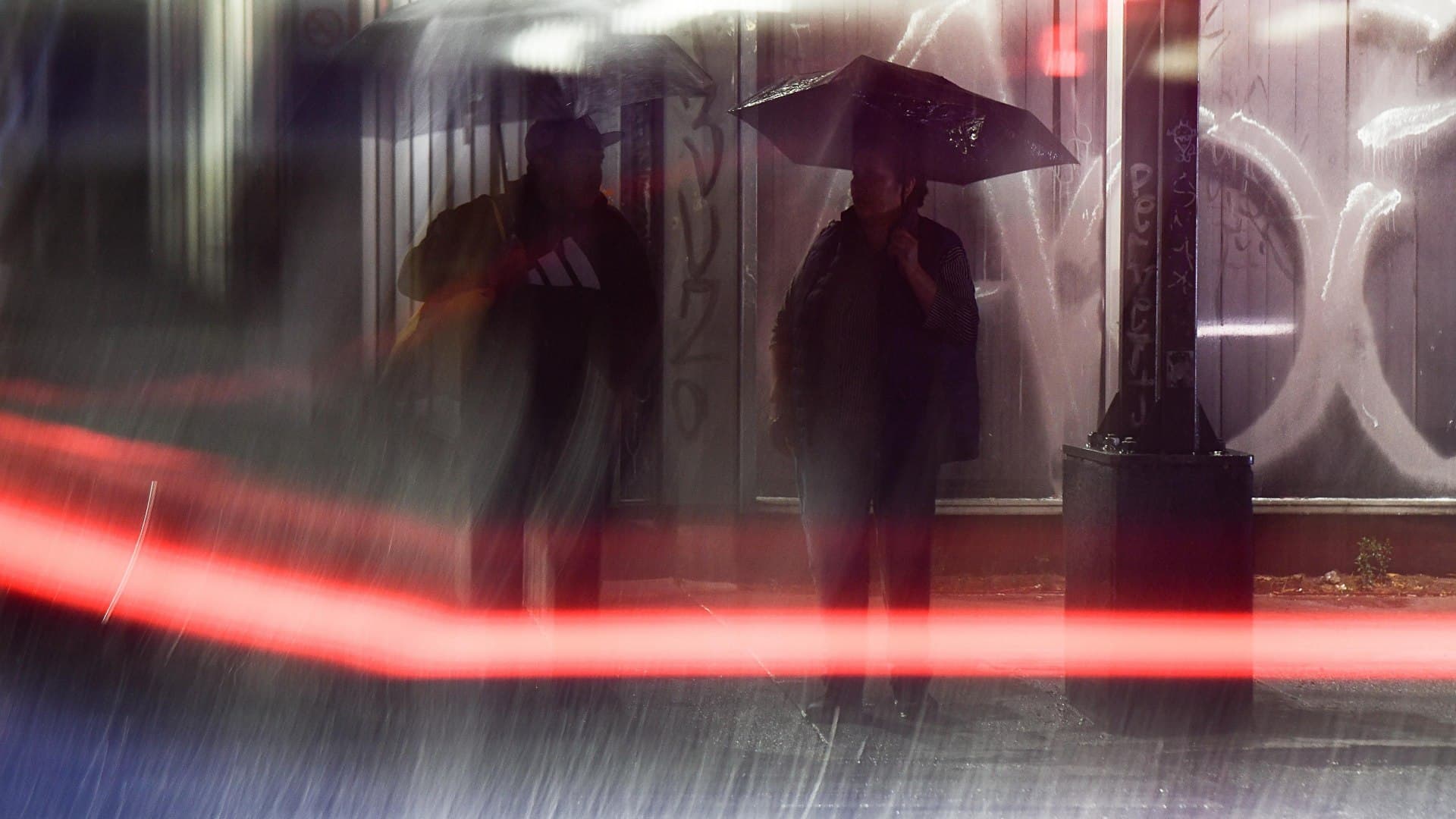 Personas se protegen de la lluvia en la CDMX el 4 de abril 2025.
