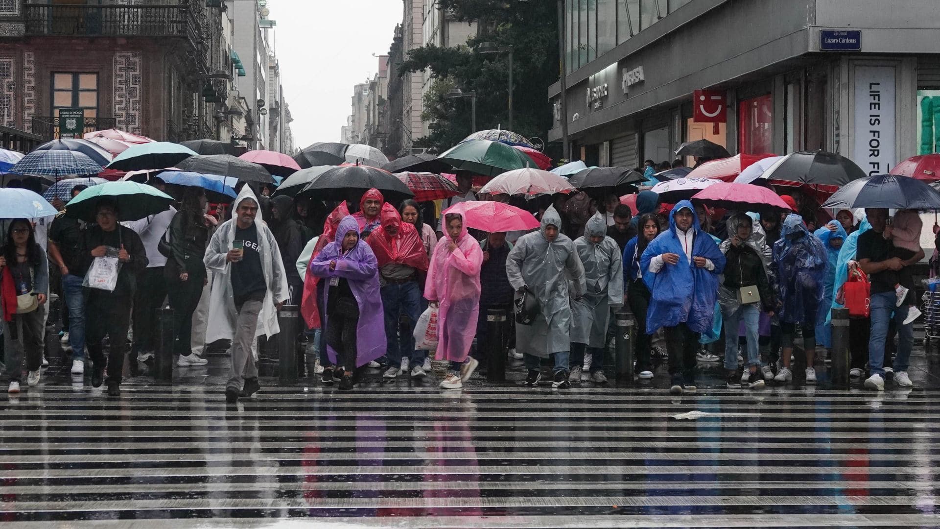 Personas se resguardan de las lluvias en la Alameda Central, CDMX, el 7 de junio 2026. Foto: Cuartoscuro | Archivo