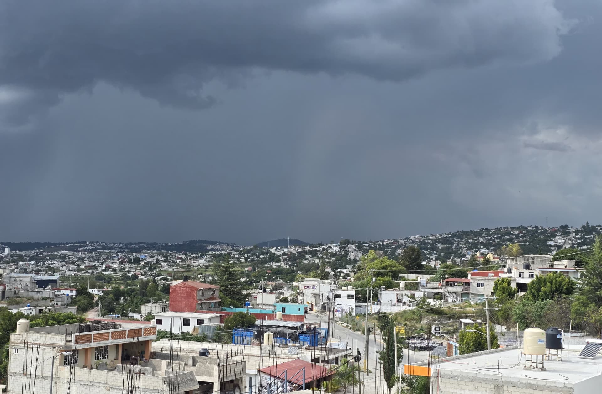 Las precipitaciones repentinas sorprendieron a transeúntes y conductores.